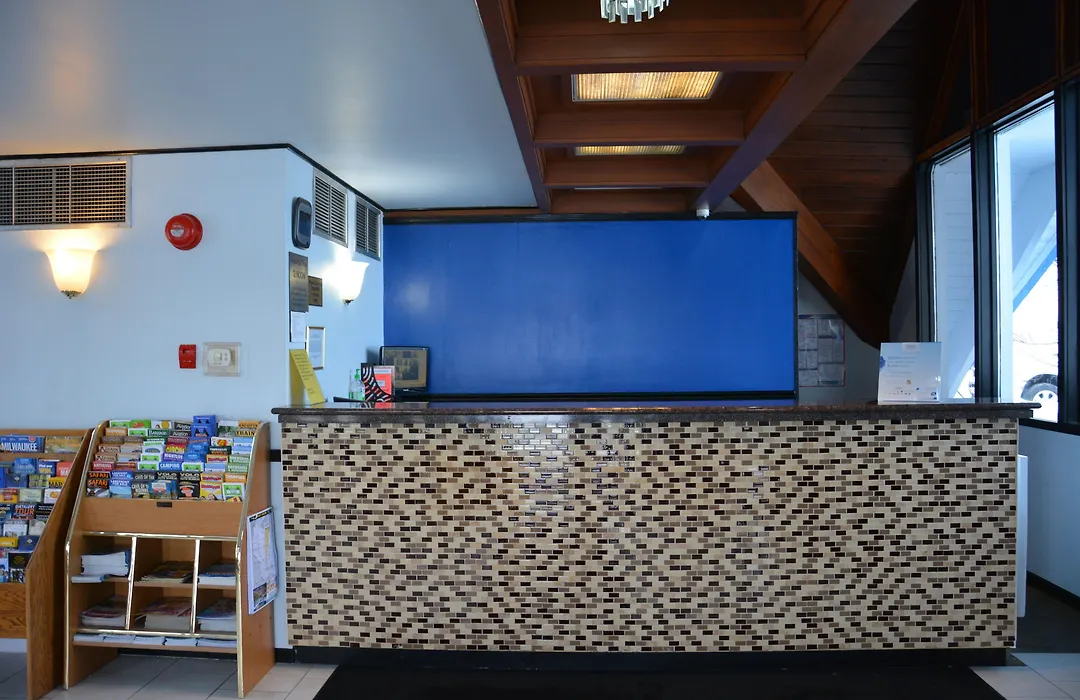 Travelodge By Wyndham Milwaukee-1